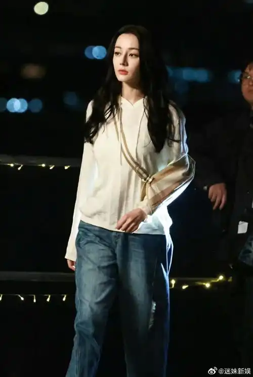 迪丽热巴枭起青壤夜拍路透##迪丽热巴白衣牛仔裤路透