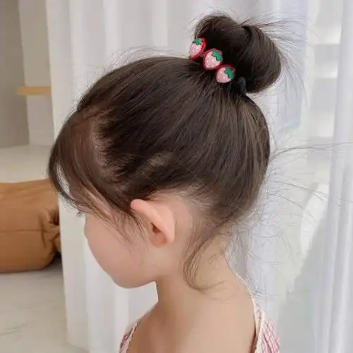 近几年成人也有许多人扎这个发型,看上去像小公主一样,和齐刘海搭配