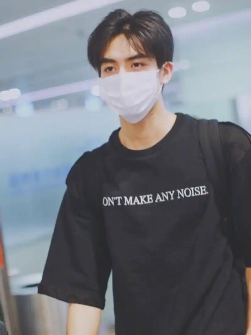 戴口罩也可以这么帅呢,不信来看宋威龙