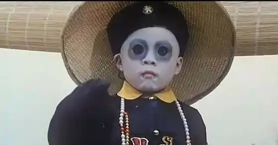 他是僵尸道长,堪称香港僵尸片的开山鼻祖,却英年早逝,在他之后再无