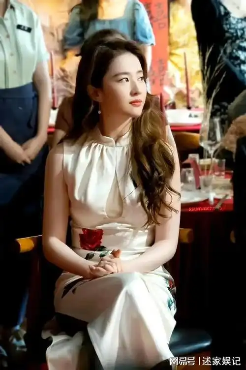 同裙装不同风格:刘亦菲与娜扎的气质之较