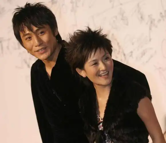 刘烨老婆近照撞脸谢娜,两个人生活状态迥异,除了长相哪儿都不像