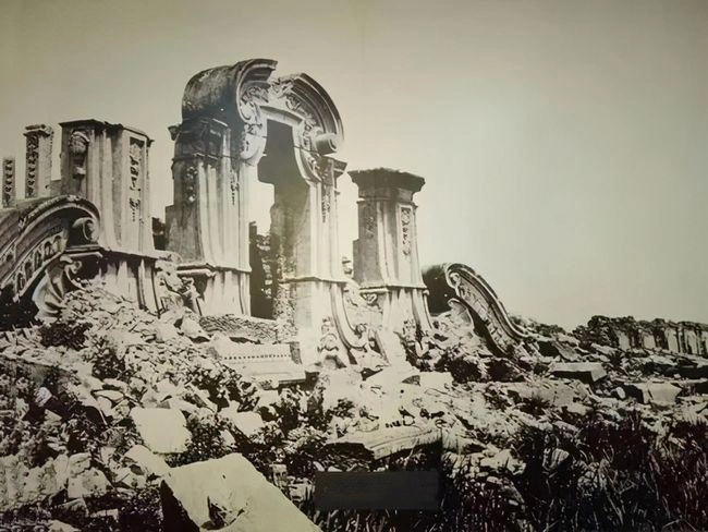 1860年,英法联军火烧圆明园.