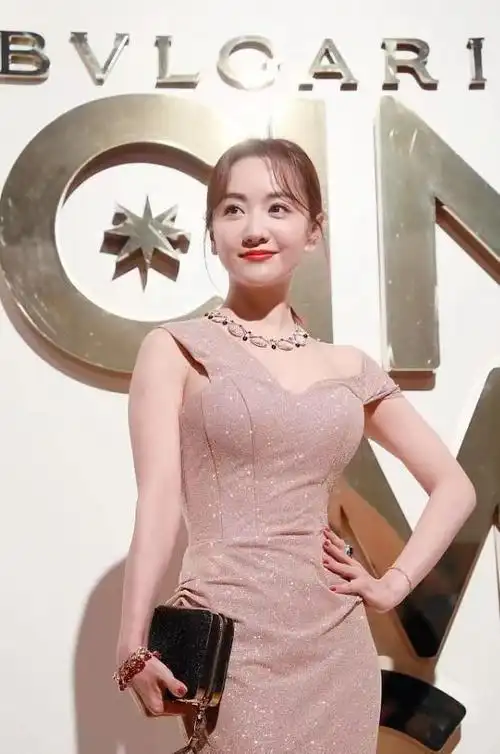 杨蓉大胆诠释"微胖美",穿裸色礼服身材立体有料,太有女人味了