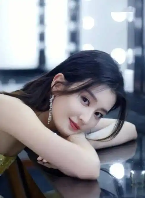 女星乔欣时尚写真:姣美玲珑,眉清目秀