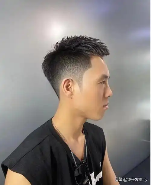 发型图片男短发 帅气(最流行的三种男士发型)(15)