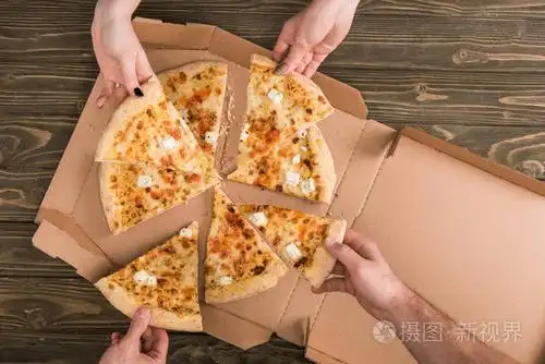 木桌上朋友吃奶酪披萨