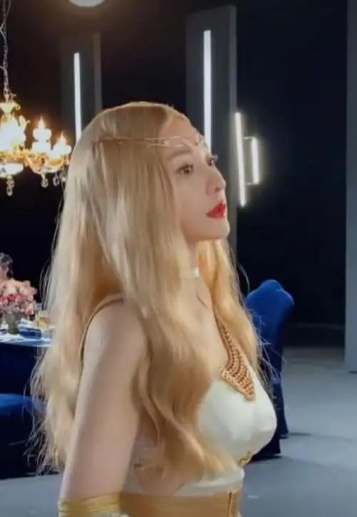 柳岩cos雅典娜造型