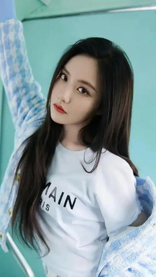 王艺瑾时尚写真:青春靓丽,性感妩媚__财经头条