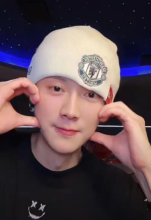 新闻241202鹿晗可爱照片分享粉丝大赞其萌