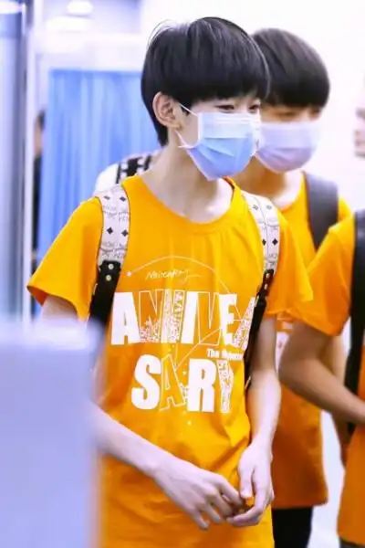 王源# 140808 北京首都机场 @tfboys-王源 橙色的小王子^^在台秃妹