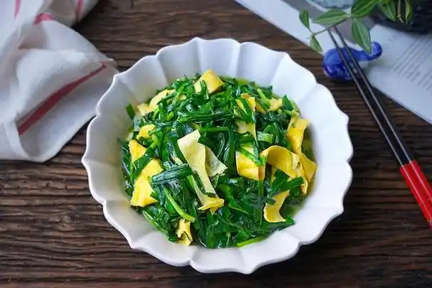 【食材】韭菜1大把,鸡蛋皮80克,盐1茶匙【做法】1,备好韭菜,鸡蛋皮.