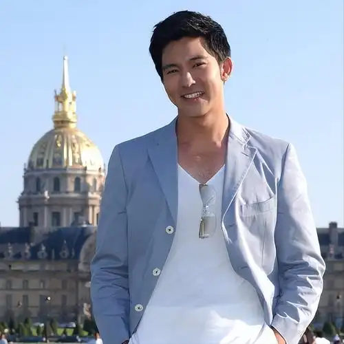 尖嘴猴腮别硬凹演富豪角色5位男明星站那就是人间富贵竹