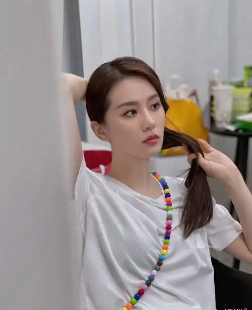 刘诗诗晒照露精致侧颜 长发披肩气质温柔