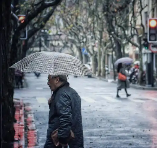 雨天撑伞的路人