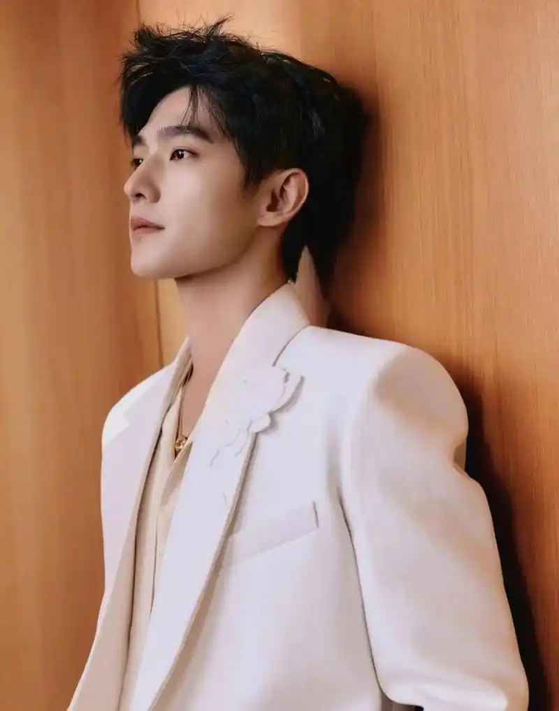 杨洋不愧是军艺校草,长得是一种很阳刚的帅气,即使演技油腻,但是静静