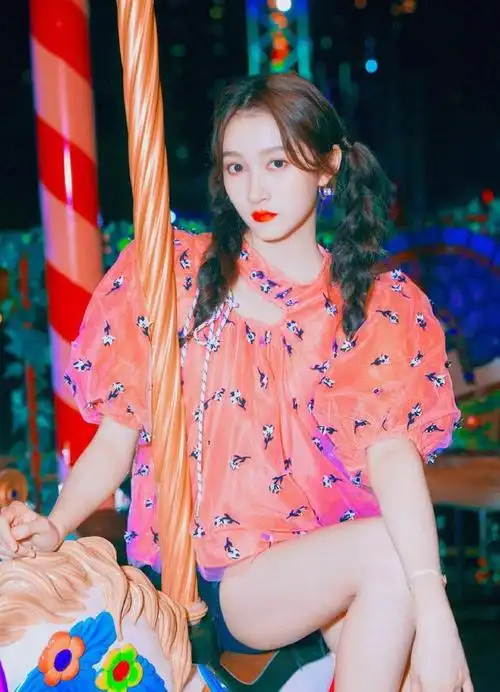 甜酷感十足的关晓彤上线了高马尾粉色蝴蝶结造型重回十八岁