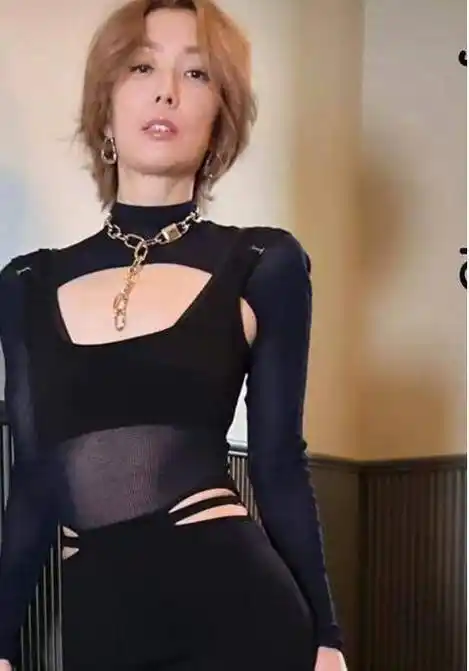 郑秀文晒出写真照,一头短发十分随意,下颚角非常分明_运动_穿着_照片