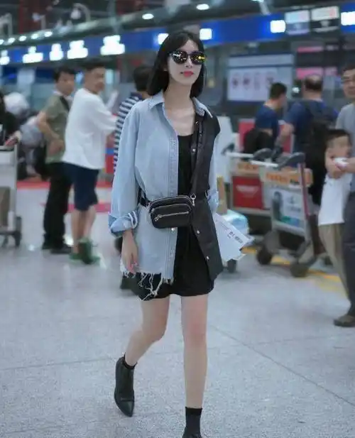 原创原创35岁张俪机场新造型真抢眼一件报纸连衣裙个性十足美腻了