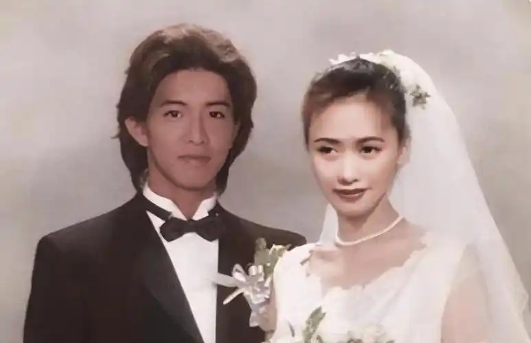 木村拓哉与妻子工藤静香罕见同框,十指紧扣超恩爱,力破婚变传闻