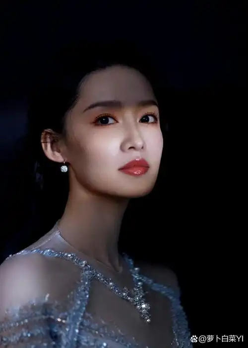 李沁亮片蓝裙美照释出 优雅温柔宛如人鱼公主.
