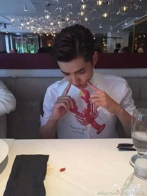 吴亦凡在母亲节给妈妈下厨做饭,瘦瘦的身影忙碌,不能再暖