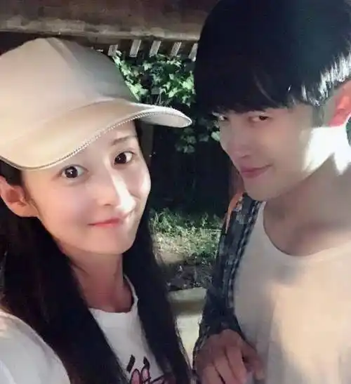 颖儿深夜母爱泛滥,晒与小月亮牵手照,忍不住一直亲_因为_时候_妈妈