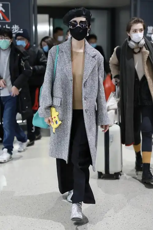 范冰冰机场获大批粉丝围观 亲切签名尽显优雅气质