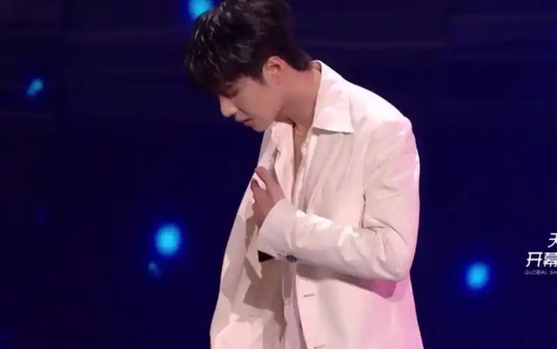 【王一博|散落的华服】2020天猫双十一开幕盛典.不一样的一博.