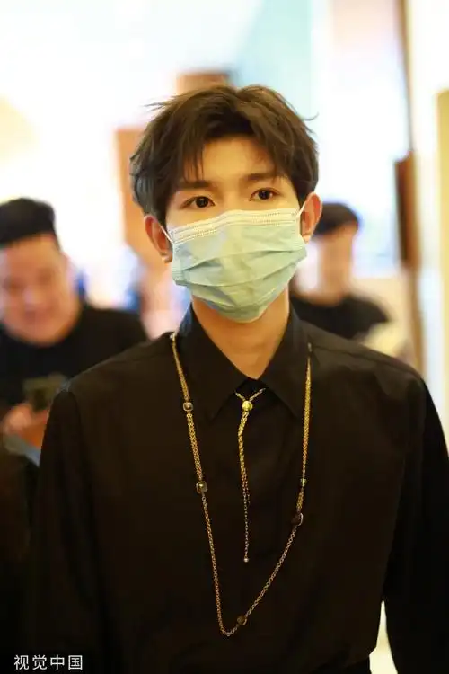 王源上影节金链黑衬衫##上海电影节红毯