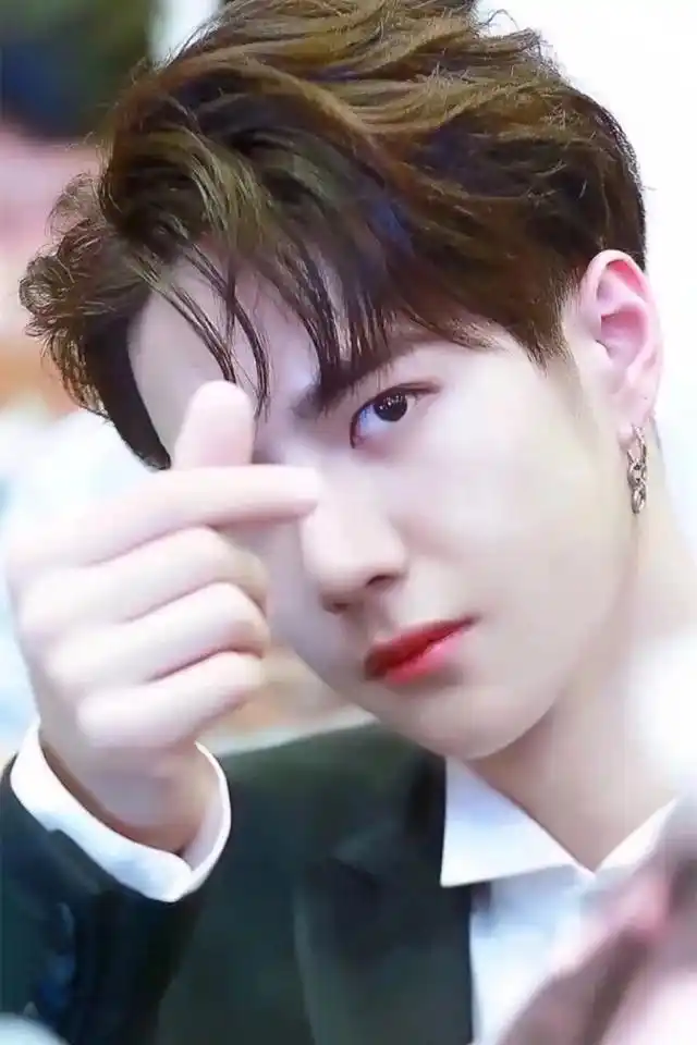 有种"搞怪"叫明星比心,肖战可爱,看朱一龙嘴巴比心:瑞思拜