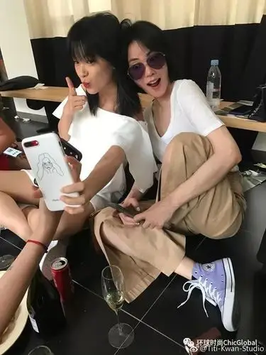 王菲在《幻乐之城》的开场 就是帆布鞋的逆袭