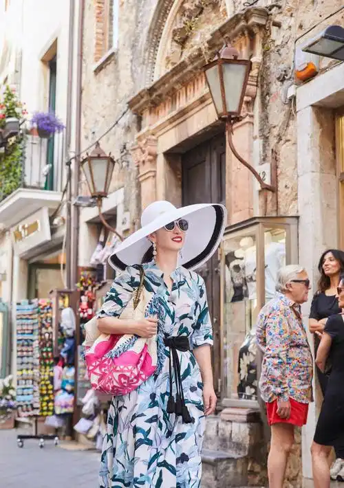 秦海璐西西里街拍 赫本风大檐帽解锁懒人穿搭福音