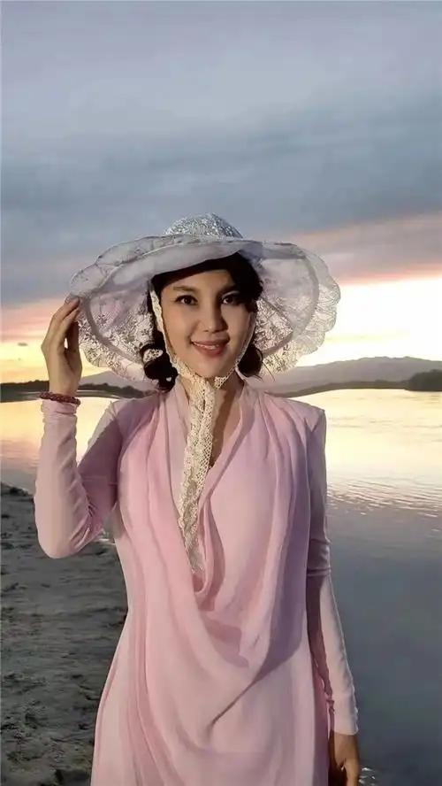 乌兰图雅流淌的伊犁河让你在思绪徜徉中执着于希望和梦想