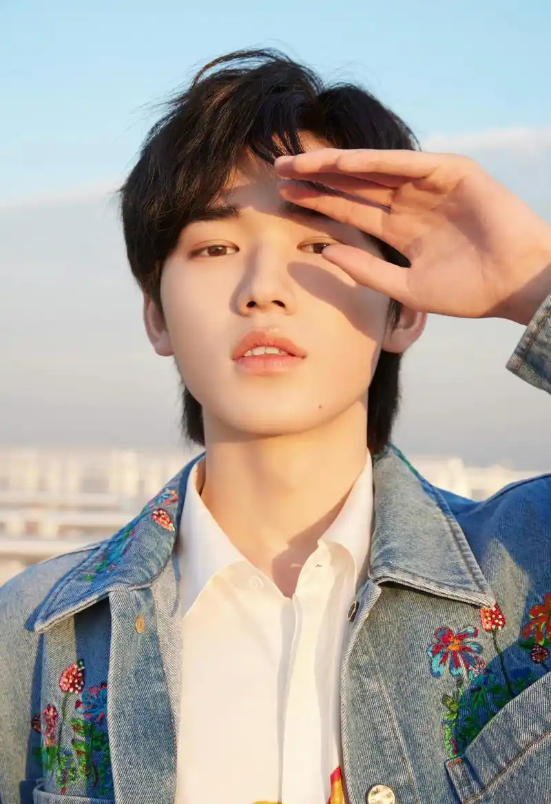 宋亚轩刚刚晒出深蓝色西装随拍,配合海底世界背景