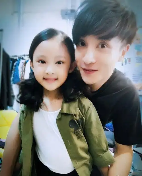 7岁张婉儿拍性感写真惹争议网友喊话薛之谦管管你女儿