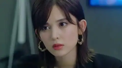 《风暴舞》阿曼达查了静雯的护照 子萱想看拉奥海关的记录