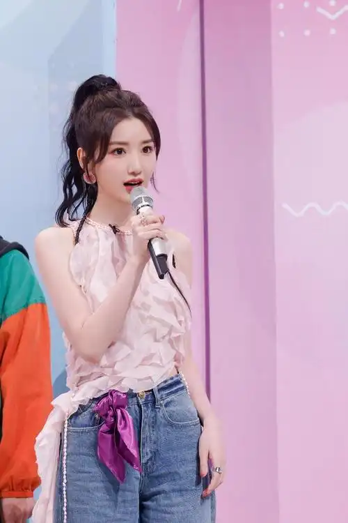 毛晓彤的多巴胺穿搭~ 粉色挂脖长流苏上衣 牛仔裤造型……|多巴胺