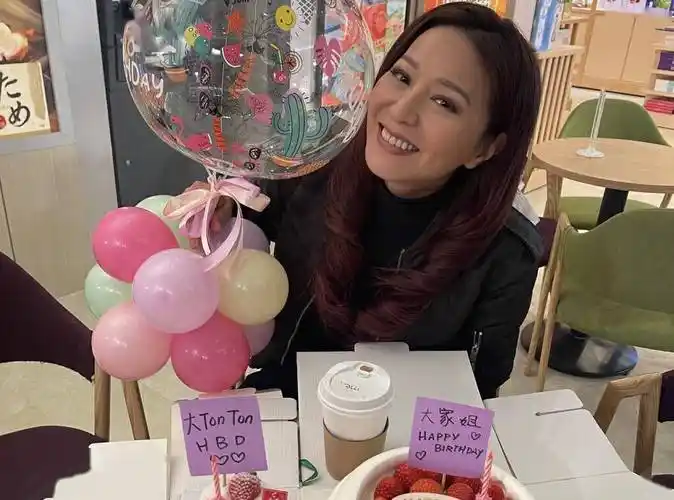 富商丈夫满头白发,结婚9年无儿无女_滕丽名_朱建昆_魏骏杰