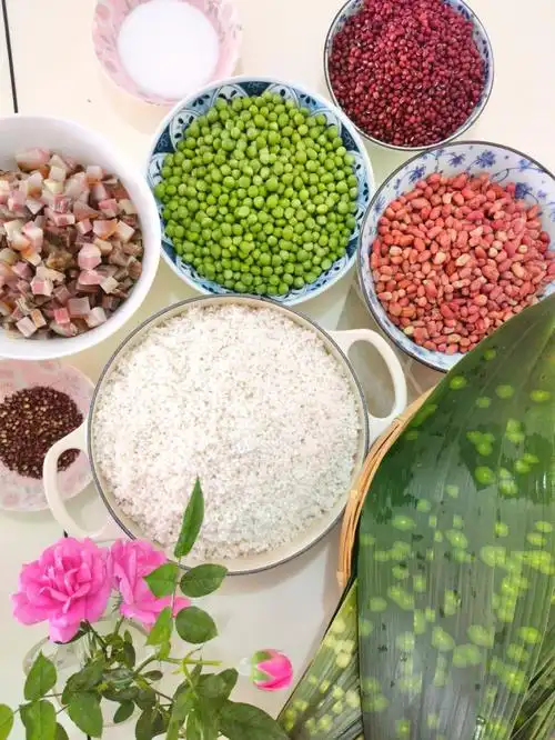 周末在家,准备食材,做了腊肉粽.#包粽子  ##肉粽粽子#手工粽子