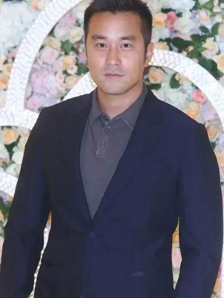 张孝全西装很多男士不喜欢也不敢去尝试西装内搭印花衬衫,但如果你够
