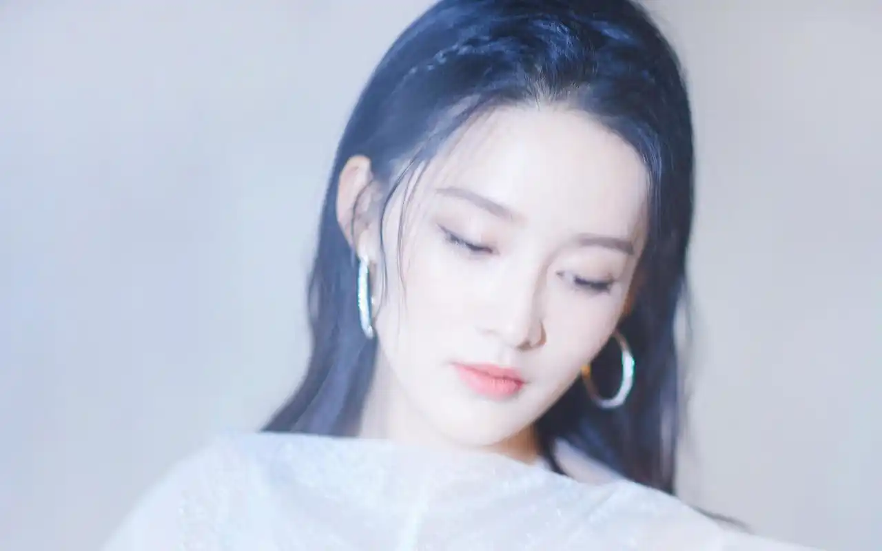 李沁白裙仙气高清桌面壁纸