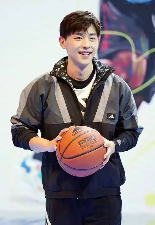 邓伦运动风的造型还挺有学生气的看起来很显小很有校草的感觉