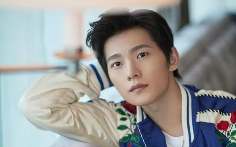 杨洋帅气高清写真电脑桌面壁纸图片