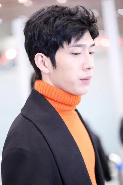 井柏然穿橙色高领毛衣现身,是男友穿搭的典范了