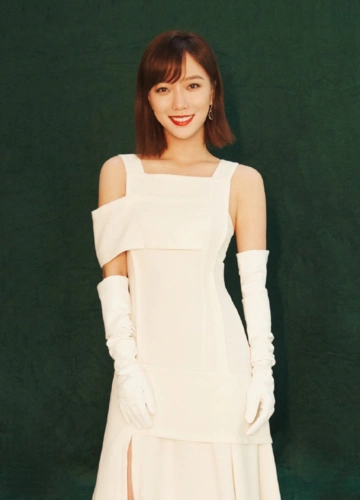 王珞丹的长发造型不太美,虽然穿一身清纯裙装,却有点俗气