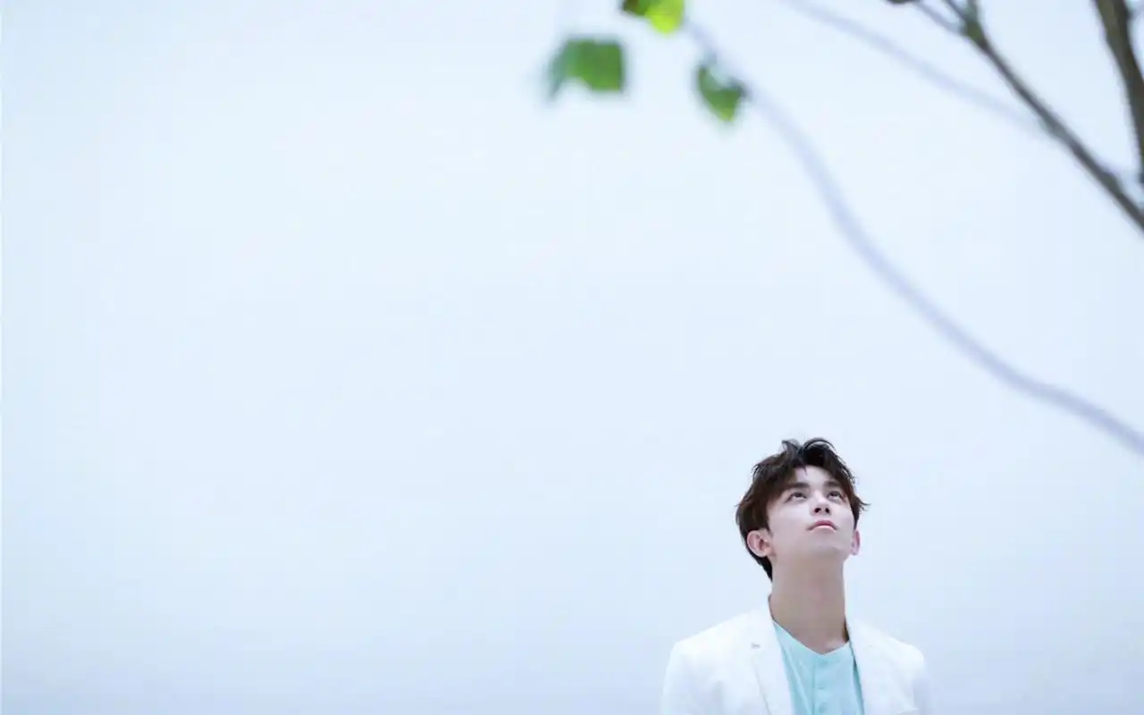 吴磊清爽帅气代言写真图片桌面壁纸,喜欢小帅哥吴磊的朋友赶紧下载吧