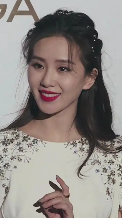 明星#刘诗诗无论在哪里都是满脸笑容,爱笑的女生运气都不会差.