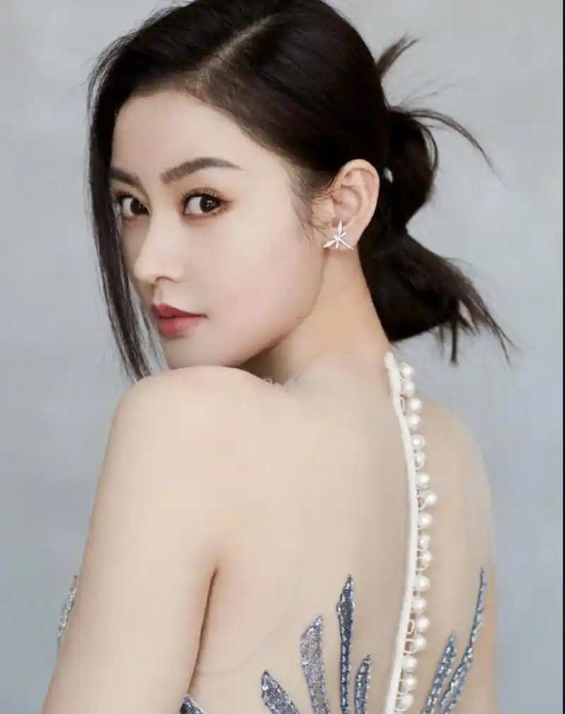 张天爱凭借魅力和演技赢得粉丝喜爱,但经历艳照风波和经纪公司恩怨等