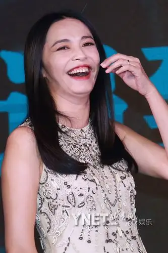 姚晨捂嘴仰面大笑心情超好